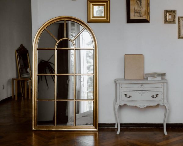 bela-komoda-ogledalo-francuski-stil